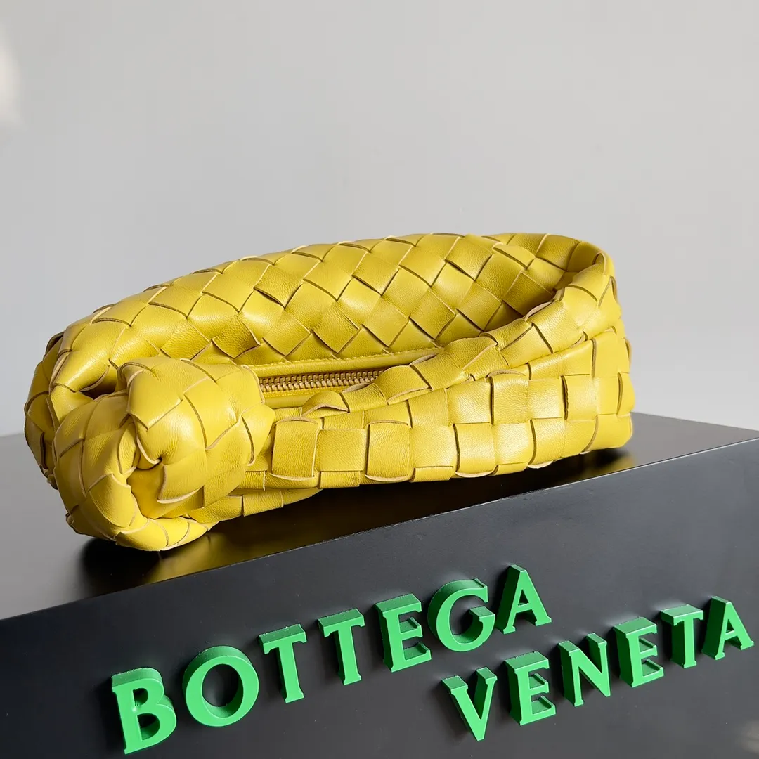 Batch 1120 Bottega veneta͙.——The latest braided and knotted hobo🔥 The top-grade lambskin leather is very soft, the bag shape is unique, practical and durable. It retains the traditional weaving elements while being a bit more flamboyant ~ Made of hand-woven sheepskin, zipper opening and closing, curved seamless structure, effortless to match. Highly recommended⚠️⚠️⚠️ The highest-end in the market🌈 Welcome to compare [Factory equipped with full package] size: 23x15x5cm.   Model: 651876